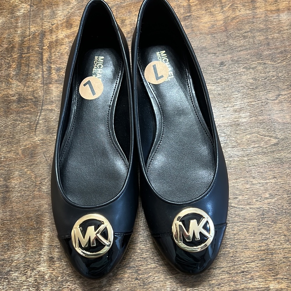 Micheal Kors black leather flats sz 7